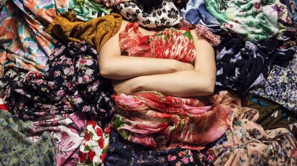 Hainele care îți pot afecta sănătatea: reacțiile alergice ascunse din spatele „fast fashion-ului”