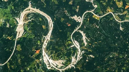 Un fenomen rar face ca râul Alabama să pară un „dragon auriu”, văzut din spațiu. Explicația din spatele efectului optic