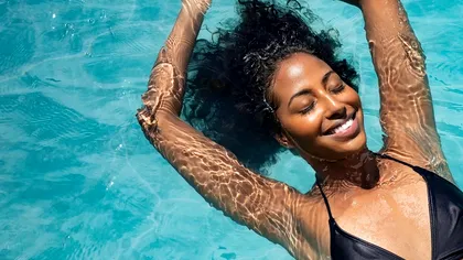 Un studiu major demontează mitul „oaselor grele”: oamenii de origine africană, caraibiană și asiatică pot pluti