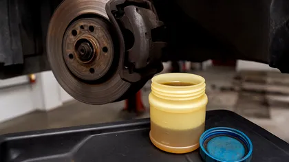 Cum îți dai seama că amortizoarele sunt uzate și cum influențează frânarea și direcția