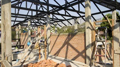 Taxa de carbon. Ce este şi cât vor plăti românii care îşi construiesc case în 2026