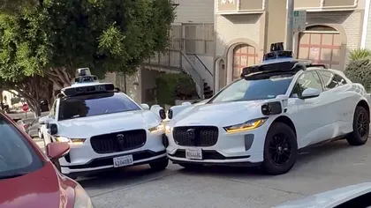 Trei taxiuri autonome Waymo blocate pe o stradă au demonstrat din nou limitele tehnologiei