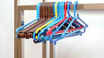 La ce folosesc micile cârlige de pe umeraşe: nu sunt doar pentru a agăţa hainele