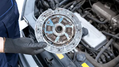 Miros de ambreiaj încins: când e doar utilizare greșită și când e început de defect