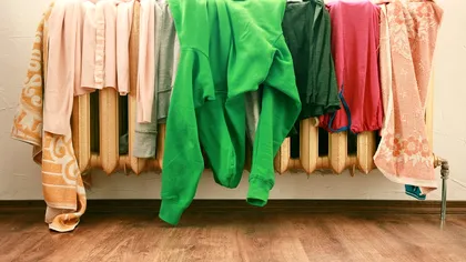 Atenție la hainele uscate pe calorifer: ce riscuri semnalează specialiștii