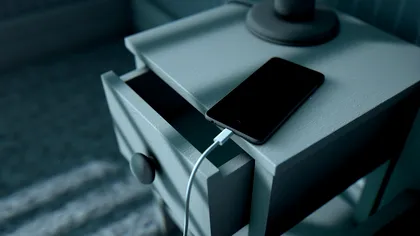 Cât consumă un încărcător de telefon lăsat în priză peste noapte: vei fi mai atent data viitoare