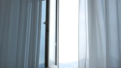 Ferestre deschise larg 10 minute sau pe verticală mai mult timp: varianta corectă de a aerisi, conform experţilor