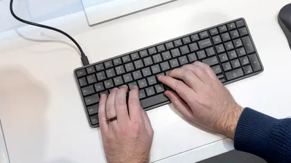HP EliteBoard G1a, PC-ul ascuns în tastatură: cum arată ideea de „desktop portabil” la CES 2026