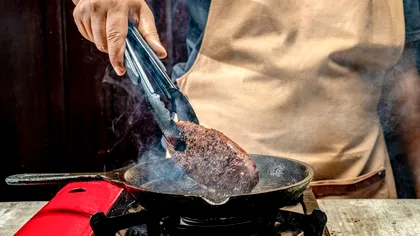 Nici cu oțet, nici cu odorizante de cameră. Cum scapi de mirosul de mâncare prăjită din bucătărie în doar 4 minute