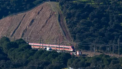 O fetiţă de 6 ani, găsită singură în zona accidentului feroviar din Spania. Modul în care a reuşit să iasă din vagon a uimit şi poliţiştii. Rudele copilei, dispărute