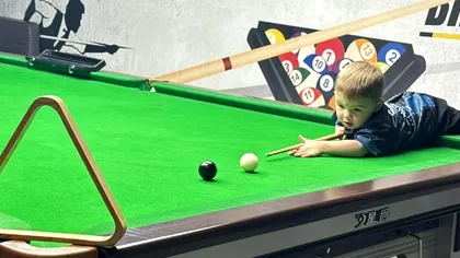 Un copil de doi ani a dat lovituri de record și a uimit lumea snookerului