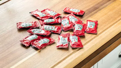 Pliculețele de ketchup și maioneză în restaurante. Ce prevăd noile reguli UE privind ambalajele