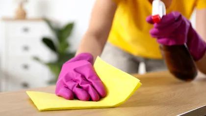 Scapă de praf săptămâni întregi: metoda folosită de cameristele din hotel pe care o poți folosi acasă