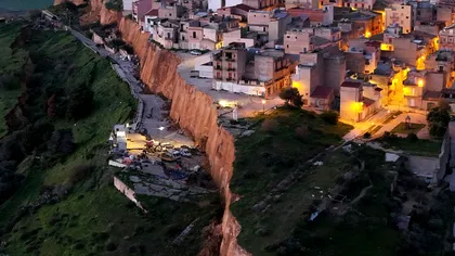 Un oraș din Sicilia a început să se prăbușească. Mii de oameni au fost evacuați, sunt revolte în stradă