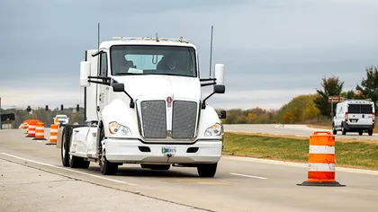 Încărcarea unui camion electric din mers la 100 kmph, o premieră importantă în industrie. Cum a fost posibilă performanța