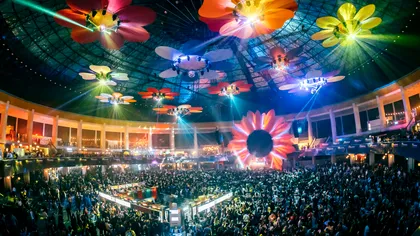 Nostalgia „Flori, fete sau băieți” 2026, festivalul retro-disco care transformă Romexpo într-un univers desprins din alte timpuri