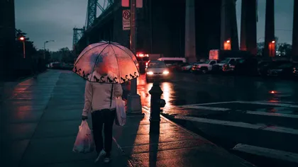 Cum fotografiezi noaptea fără trepied: stabilizare, limite ISO și tehnici de sprijin