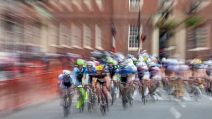 Cum faci fotografii sport fără blur: urmărire subiect, limitatoare AF și rafală eficientă