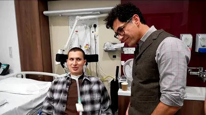 Un student britanic paralizat își controlează laptopul cu gândul, după implantul cerebral Neuralink al lui Elon Musk
