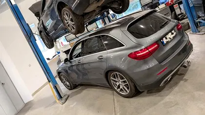 S-a dus cu Mercedes la reprezentanță și a ieșit cu „verdict de casare”: cum poate un plug-in hibrid să ajungă victimă între diagnoze greșite, compromisuri și un raport care nu exista