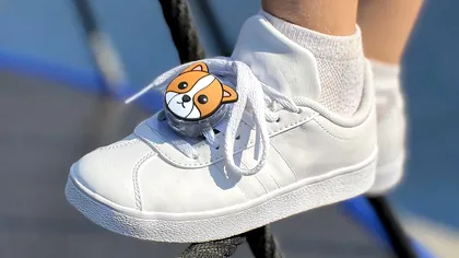 Controverse după lansarea pantofilor pentru copii cu „slot” de AirTag: siguranță sau supraveghere?