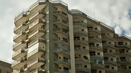 Perete ilegal construit de un vecin pe spaţiul comun în bloc. Ce poţi face din punct de vedere legal