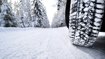 Zăpada nu este albă: trucul optic care transformă gheața în “catifea” luminoasă