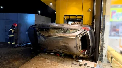 Accident spectaculos în Cluj. Un bărbat fără permis a intrat cu maşina la drive-thru cu roţile în sus. S-a oprit chiar în uşa restaurantului