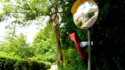 Accidente în lanț într-un oraș după ce o femeie a mutat o oglindă rutieră pentru a-și „proteja energia” feng shui