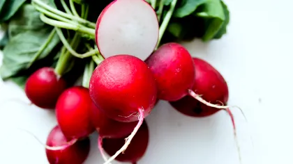 Cât a ajuns să coste o legătură de ridichi în piețele din România. Și salata verde s-a scumpit