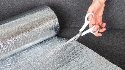 De ce să pui folie de aluminiu pe pereții din casă. Trucul simplu care te ajută să scapi de mucegai și umezeală
