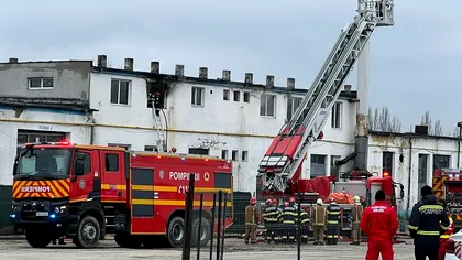 Incendiu la o hală de mase plastice în Ploiești: 15 persoane evacuate