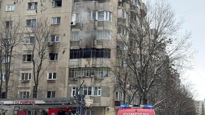 Incendiu puternic într-un apartament din Sectorul 5. O persoană a fost evacuată cu arsuri. Intervin mai multe echipaje de pompieri