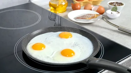 O femeie care a dat peste un ou cu albuş roz, avertizată să nu îl consume. Ce spun specialiştii despre această anomalie