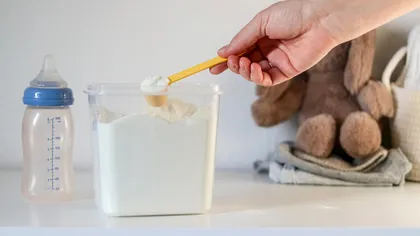 Problema laptelui praf contaminat pentru copii: mai multe companii, vizate de anchetă penală, în Franța