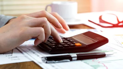 Factura la electricitate scade și la jumătate dacă schimbi furnizorul, însă puţini români fac asta. Compania care a câştigat cei mai mulţi clienţi în 2025