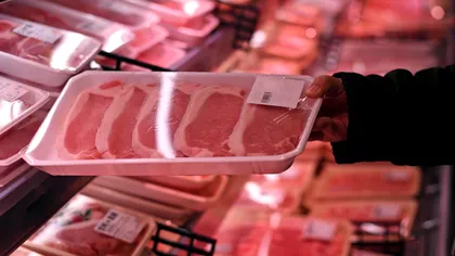 Anunț pentru consumatori: cum va fi etichetată carnea de porc de acum înainte în magazinele din România. Ce nu vor mai avea voie să facă comercianții