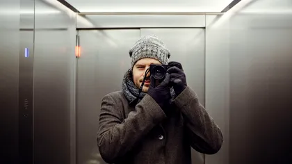 De ce au lifturile oglinzi. Nu este vorba despre siguranţă, spun psihologii