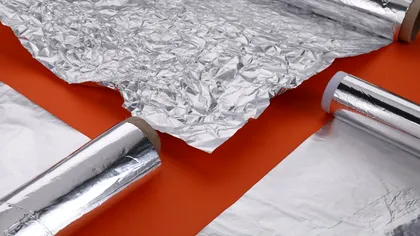 Motivul pentru care ar trebui să înveleşti clanţa uşii cu folie de aluminiu. Europenii fac asta de ani de zile deja