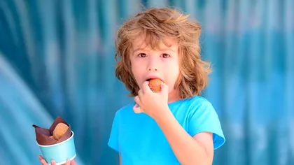 Studiu psihonutriție: Emoțiile părinților influențează consumul de dulciuri la copii