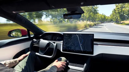 Tesla, în centrul noilor reguli auto din China: de ce dispar volanele tip yoke din 2027