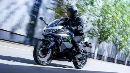Motocicletele electrice de la Kawasaki vor fi modulare, iar trucul nu va rezolva doar problema bateriilor interschimbabile