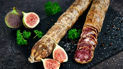 Ce este stratul alb de pe salam. Trebuie îndepărtat înainte de consum? Explicația unui nutriționist