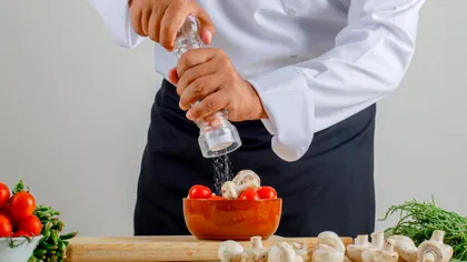 Cum salvezi mâncarea dacă ai pus prea multă sare: trucul restaurantelor de succes