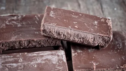 De ce apare acel strat alb pe ciocolată: e semn că s-a stricat sau poate fi consumată?