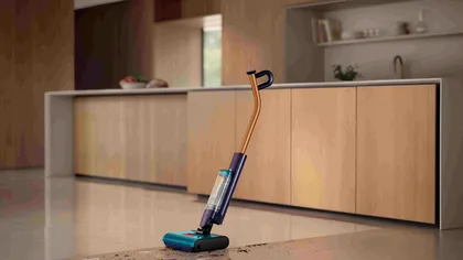 Dyson intră în forță pe piața curățeniei inteligente cu Clean+Wash Hygiene, aparatul care aspiră și spală dintr-o singură mișcare