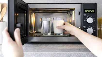 Puțini știu ce risc ascunde încălzirea apei sau a laptelui la microunde