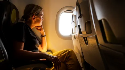 Motivul pentru care ferestrele avioanelor nu sunt aliniate cu scaunele. Motivul este financiar