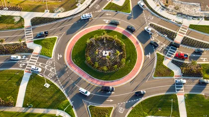 Poţi să faci stânga în sensul giratoriu de pe banda din dreapta? Detaliul din Codul Rutier care te scapă de amendă