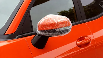 De ce pun tot mai mulți șoferi pungi de plastic pe oglinzile mașinii. Explicația este mai logică decât pare